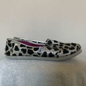 Toms Silver, Black Heart Leopard Print Classic Canvas Slip On Shoe Size 3.5 Kids